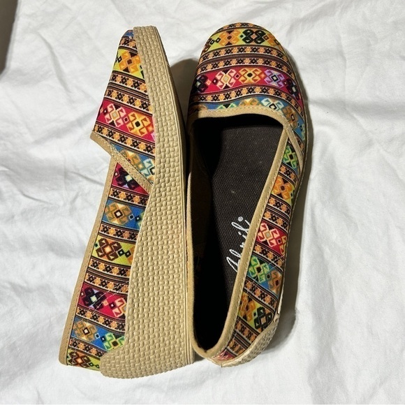 Ladies Abril colorful slip on shoes size 7.5 made in Mexico - Picture 5 of 9
